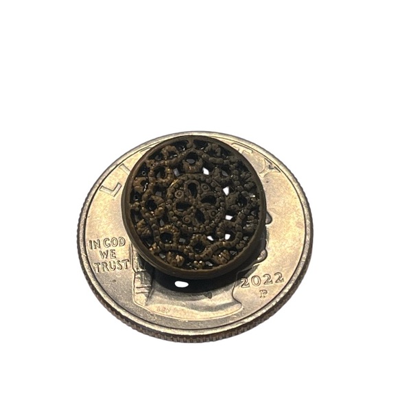 Set of 2 Vintage Brass Like Metal Filigree Buttons - Picture 3 of 3